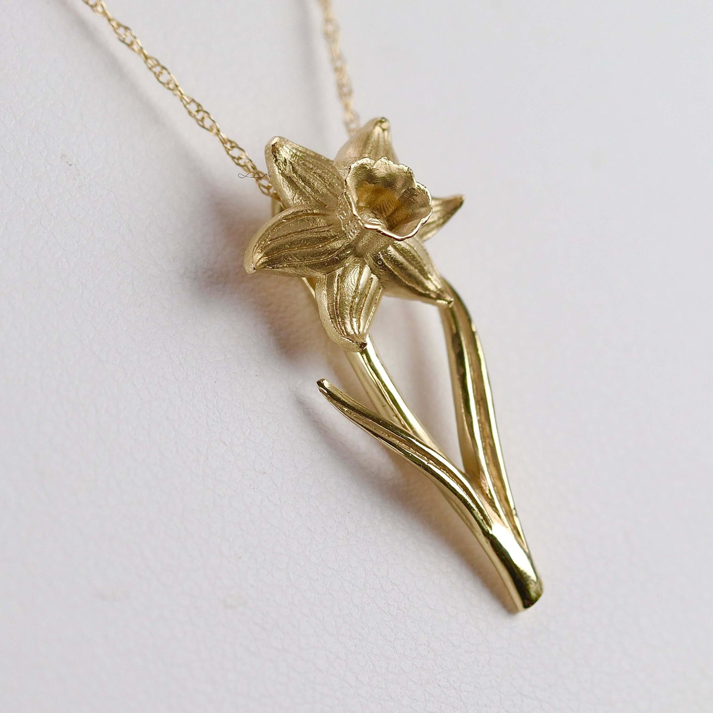 Daffodil necklace (March) in yellow gold